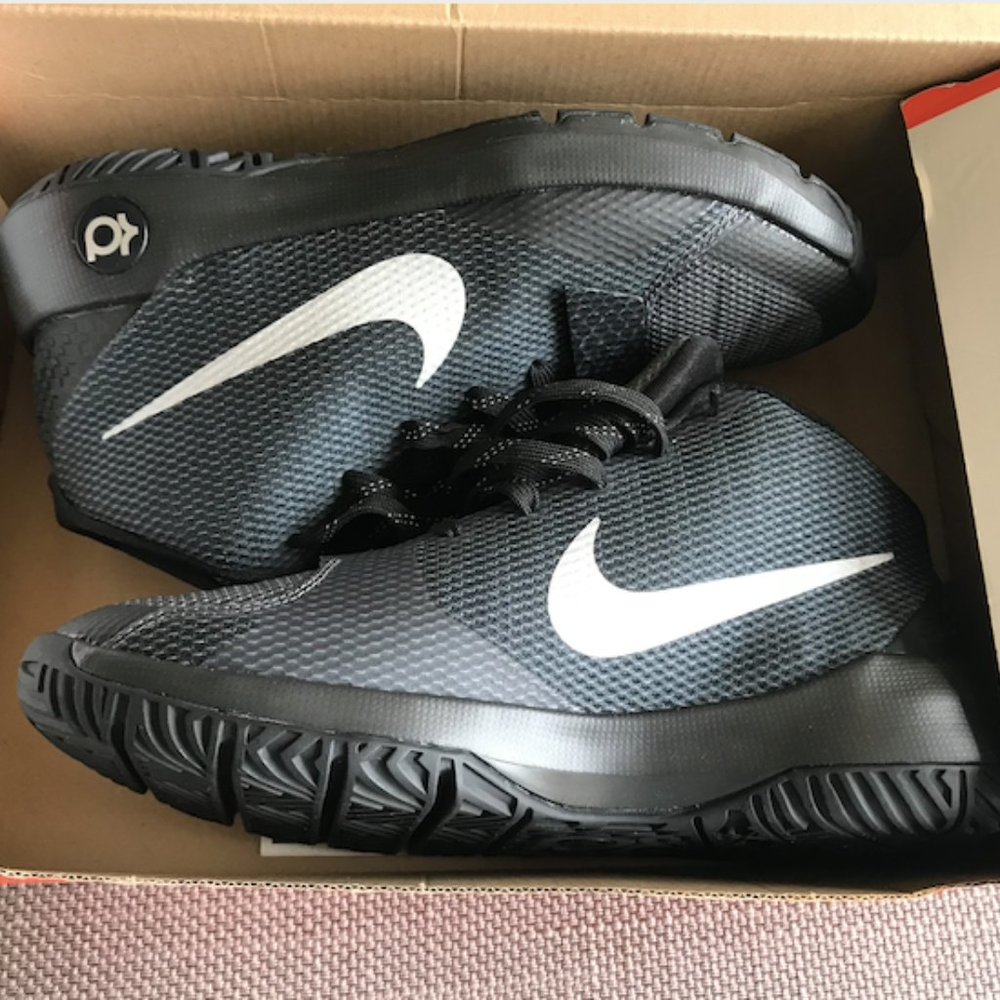 Nike KD Trey 5 III, Black and silver, New sz 7Y